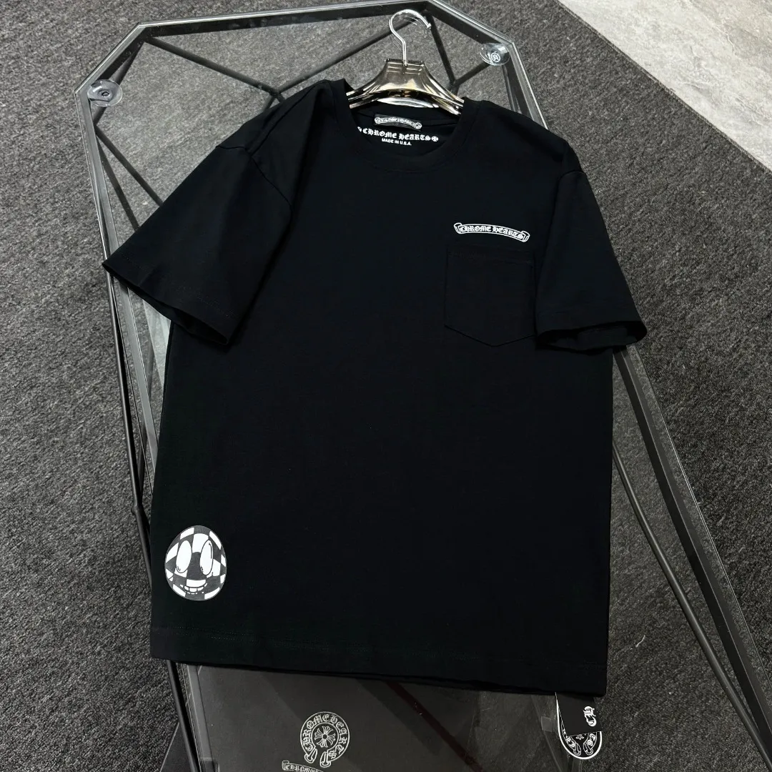 P170 Chrome Hearts Chrome Hearts 25 high version. The fabric is made of 300 grams of high-density cotton. It does not deform or shrink. It has three labels. It is the same style for men and women. Technology: digital printing. Color: white, black, pink. SIZE: S-XL